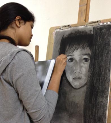 charcoal_on_paper_drawing_class_for_teens